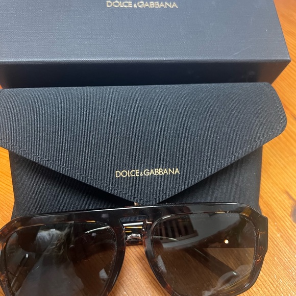 D&G sunglasses women's like new bought new at holt Renfrew Vancouver - Picture 7 of 7